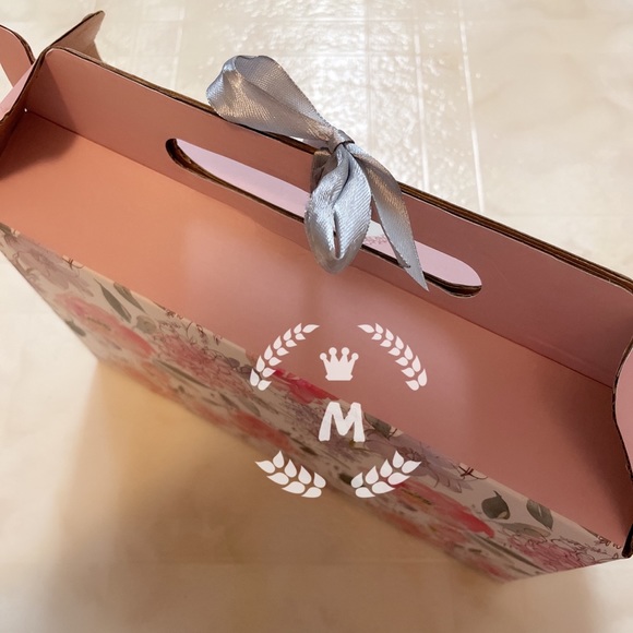 BE HAPPY CERAMIC MUG & CREW ULTRA PLUSH SOCKS HOLIDAY GIFE SET - Picture 6 of 7